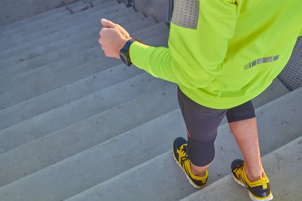 Deportista haciendo ejercicio / trotando en un gran puente urbano de la ciudad . — Foto de Stock