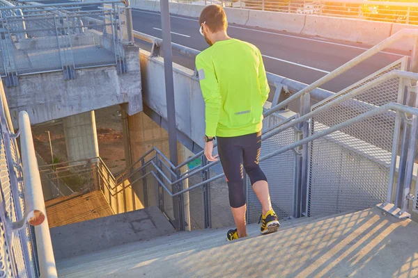 スポーツマンは、大都市の都市の橋の上でワークアウト/ジョギング. — ストック写真