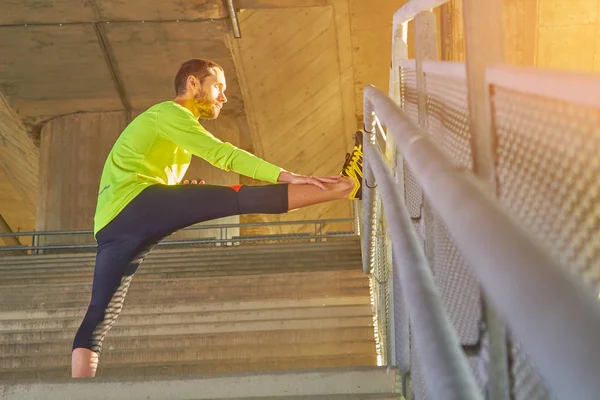 Sportsman pracy/jogging na dużym miejskim mostu miejskiego. — Zdjęcie stockowe