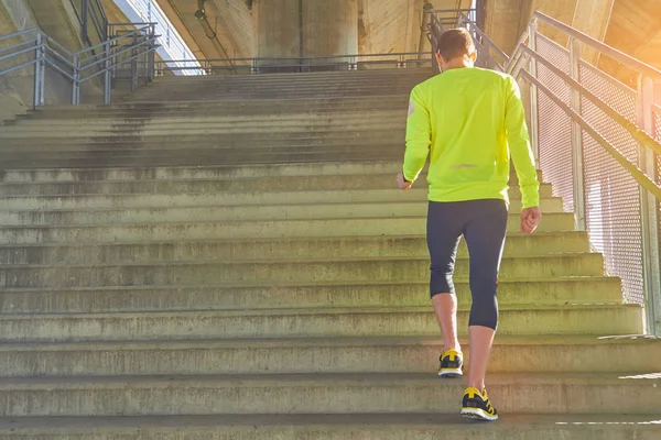 运动员在大城市的桥上锻炼/慢跑. — 图库照片