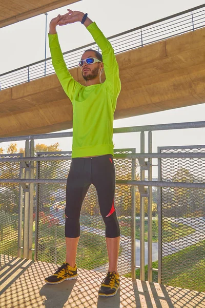 スポーツマンは、大都市の都市の橋の上でワークアウト/ジョギング. — ストック写真