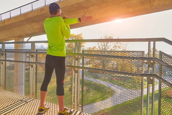 Sportovec pracující na velkém městském mostě. — Stock fotografie