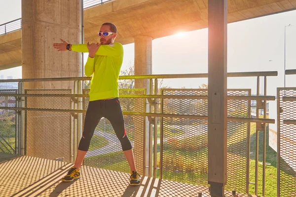 Sportman trainen/joggen op een grote stad Stadsbrug. — Stockfoto