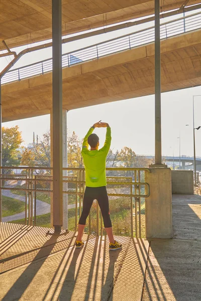 Sportler beim Training / Joggen auf einer städtischen Großstadt-Brücke. — Stockfoto