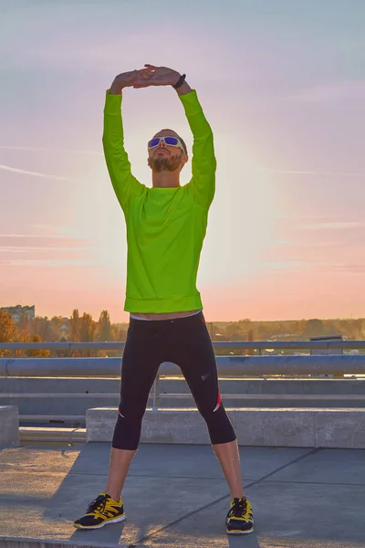 Sportsman pracy/jogging na dużym miejskim mostu miejskiego. — Zdjęcie stockowe