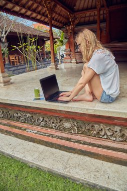 Akıllı telefon, kahve / çay ve dizüstü bilgisayar ile Freelancer kız bir ho
