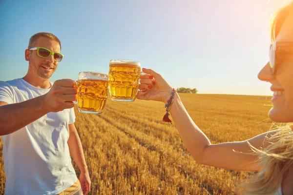 Jong stel Drink bier buitenshuis en geniet van de zomer. — Stockfoto