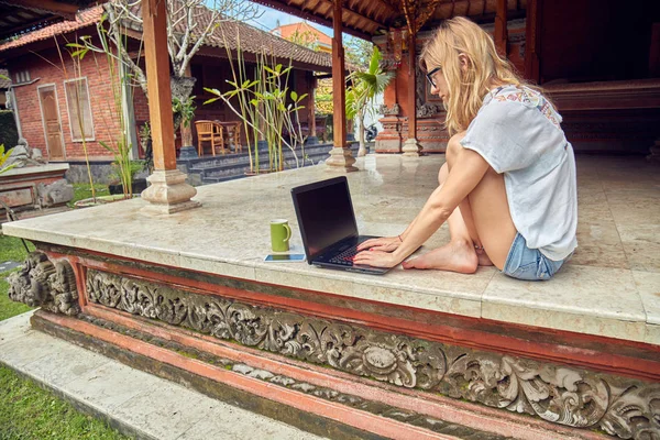 Freelance fille avec smartphone, café / thé et ordinateur portable sur une ho — Photo