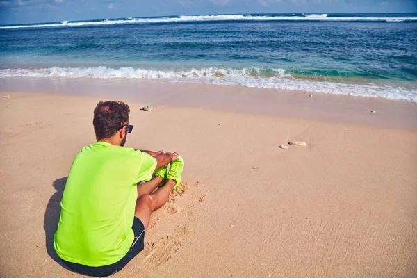 Sportsman stretching on a exotic tropical beach after jogging / — 스톡 사진