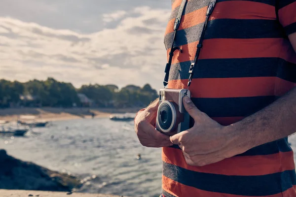 Άνθρωπος χρησιμοποιώντας vintage κάμερα ταινία σε μια θάλασσα/θάλασσα διακοπές. — Φωτογραφία Αρχείου