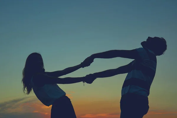 Silhuetas de um casal ao pôr do sol / nascer do sol . — Fotografia de Stock