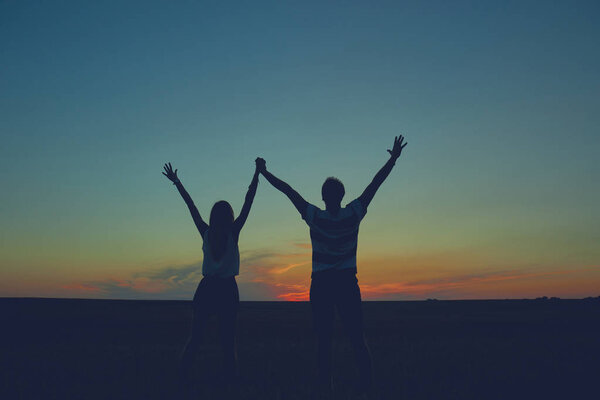 Силуэты пары на закате / восходе солнца
.