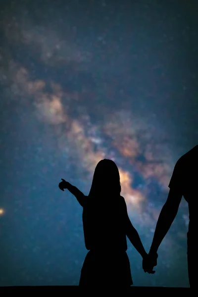 Casal sob as estrelas Via Láctea. O meu trabalho de astronomia . — Fotografia de Stock