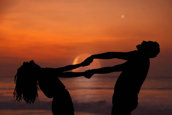 떠오르는 달과 별 아래에서 춤추는 커플의 실루엣 — 스톡 사진