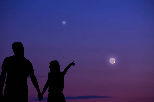 Casal sob a Lua e Via Láctea estrelas. O meu trabalho de astronomia . — Fotografia de Stock