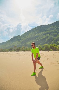 Tropikal kumlu plajda uzanan Sportsman.