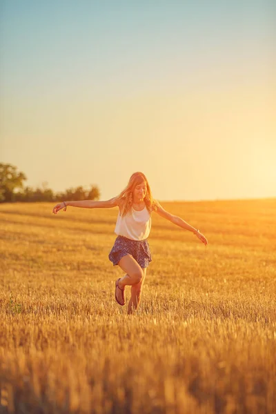 Мила Молода Жінка Стрибає Пшеничному Полі — стокове фото