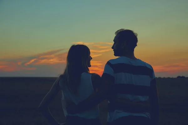 Silhouettes of a couple in sunset / sunrise time. — Stock Photo, Image