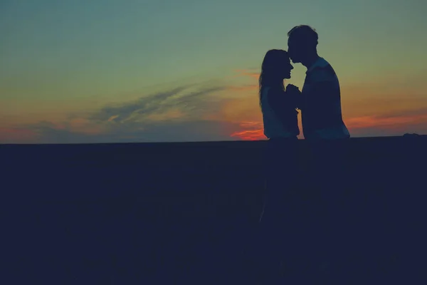 Silhouettes d'un couple au coucher / lever du soleil . — Photo