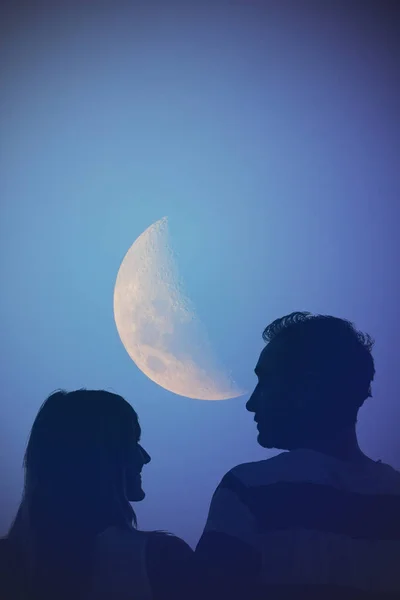 Pasangan di bawah sinar bulan. Astronomi saya bekerja . — Stok Foto