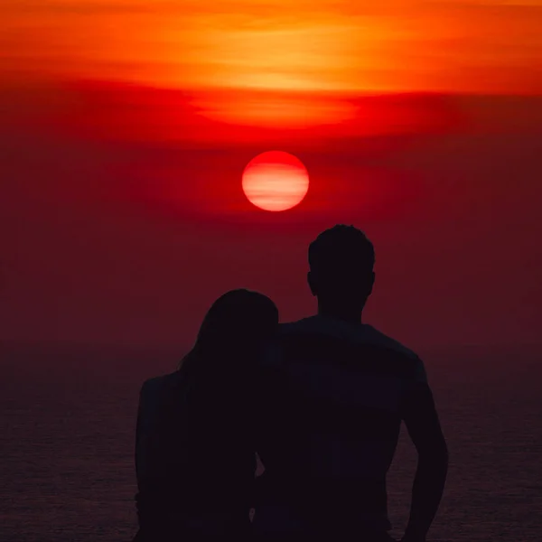 Silhouette d'un couple regardant le coucher du soleil tropical . — Photo