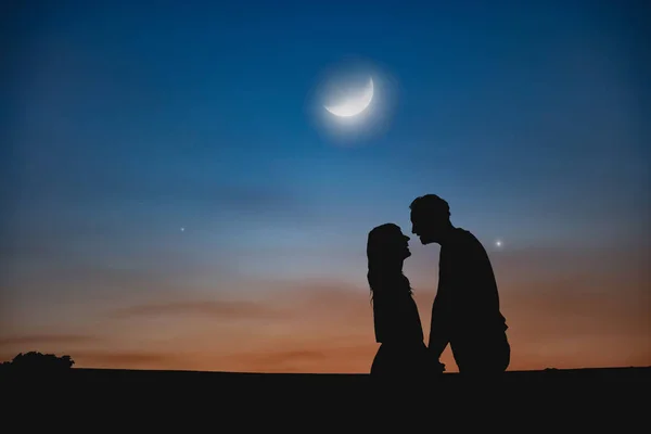 Pareja bajo la luz de la luna. Mi trabajo de astronomía . —  Fotos de Stock