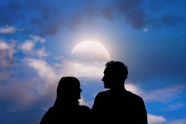 Pareja bajo la luz de la luna. Mi trabajo de astronomía . —  Fotos de Stock