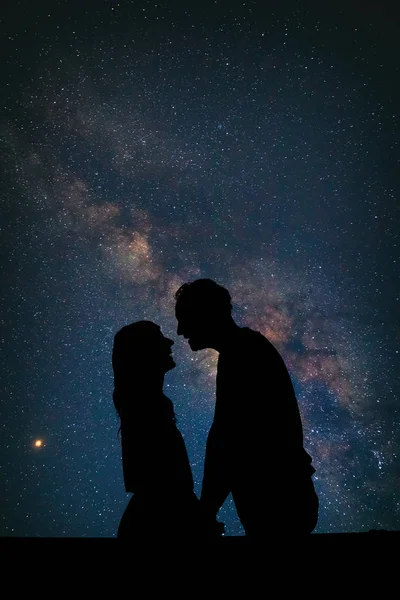 Couple sous les étoiles de la Voie lactée. Mon travail d'astronomie . — Photo