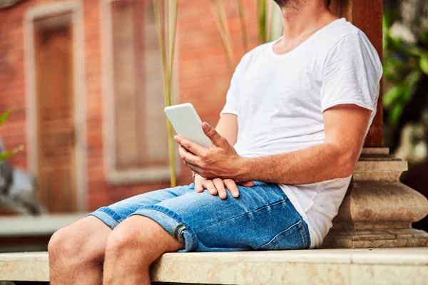 Hombre con camisa de verano usando smartphone . — Foto de Stock