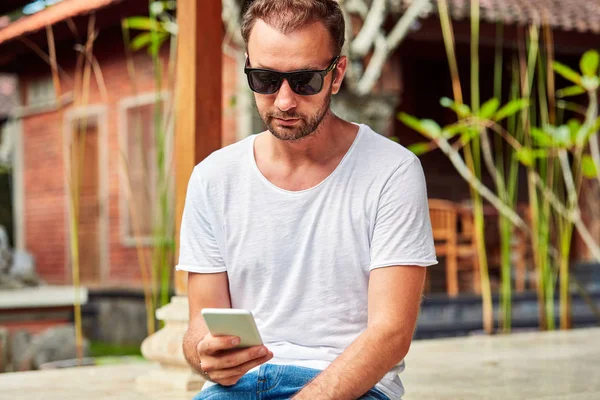 Hombre con camisa de verano usando smartphone . — Foto de Stock