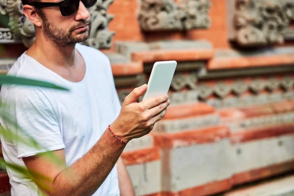 Hombre con gafas de sol y camisa de verano con smartphone . — Foto de Stock