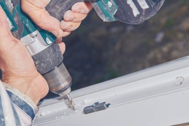 Pvc pencere fra içine vida için pil el matkap kullanarak Işçi