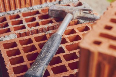 Bir tuğla üzerinde inşaat aracı.