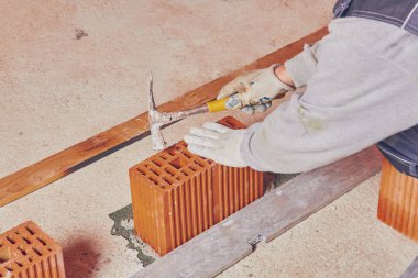 Gerçek inşaat işçisi örmek duvar kapalı.