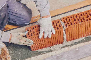 Gerçek inşaat işçisi örmek duvar kapalı.