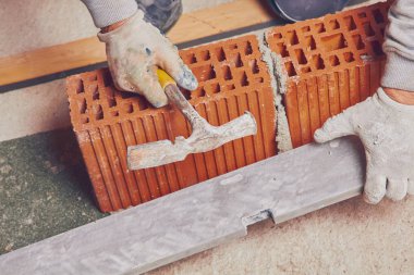 Gerçek inşaat işçisi örmek duvar kapalı.