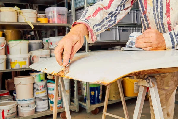 Artista usando pincel para hacer textura de madera artificial . — Foto de Stock