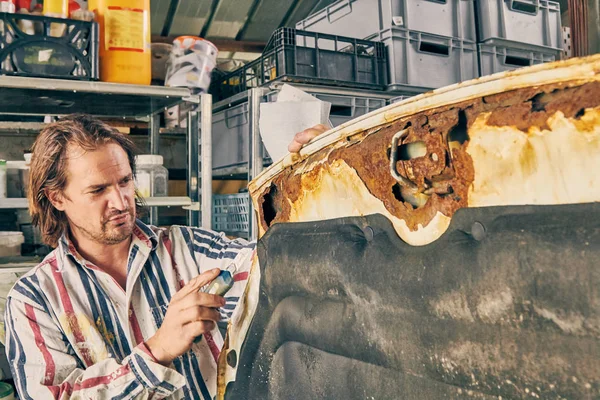 Καλλιτέχνης χρησιμοποιώντας πινέλο για την κατασκευή τεχνητών ξύλο υφή. — Φωτογραφία Αρχείου