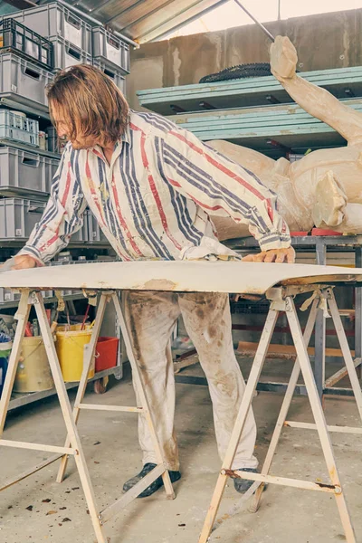 Kunstenaar met kwast voor het maken van kunstmatige houtstructuur. — Stockfoto