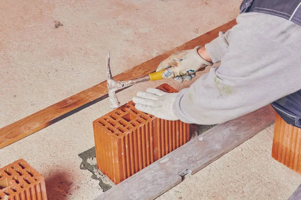 Real construction worker bricklaying the wall indoors. — Stock Photo, Image