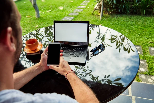 Freelancer trabalhando em um laptop e férias . — Fotografia de Stock