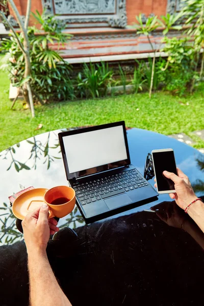 Freelancer trabajando en un ordenador portátil y vacaciones . — Foto de Stock