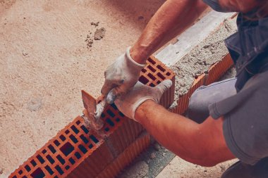 Gerçek inşaat işçisi örmek duvar kapalı.