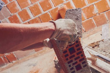 Gerçek inşaat işçisi örmek duvar kapalı.