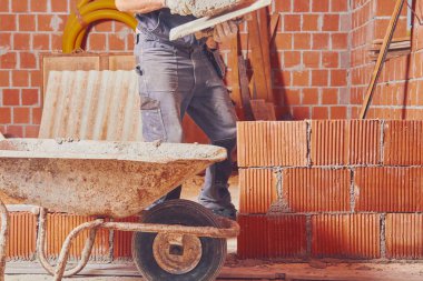 Gerçek inşaat işçisi örmek duvar kapalı.