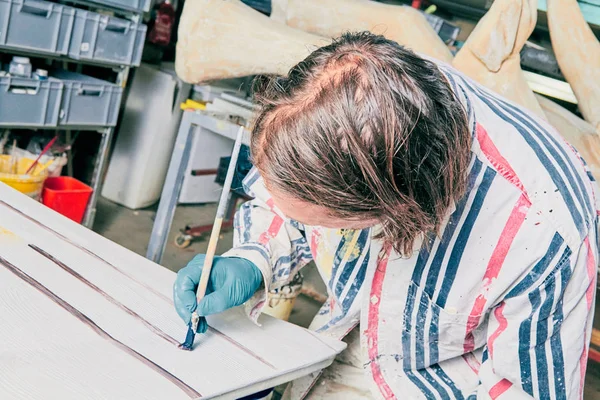 Artista usando pincel para hacer textura de madera artificial . — Foto de Stock