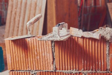 Gerçek inşaat işçisi örmek duvar kapalı.