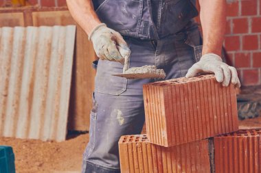 Gerçek inşaat işçisi örmek duvar kapalı.