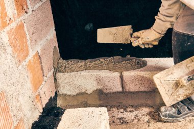 Gerçek inşaat işçisi örmek duvar kapalı.