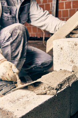 Gerçek inşaat işçisi örmek duvar kapalı.